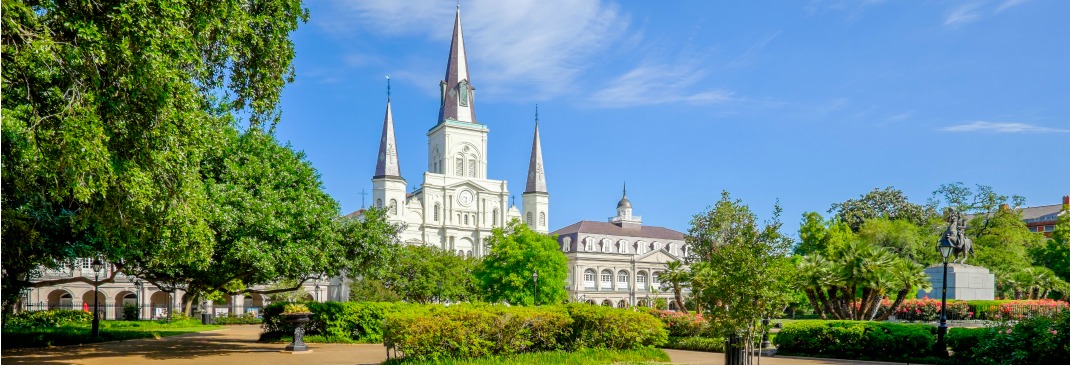 Blick auf die ikonische Kathedrale von New Orleans unter blauem Himmel